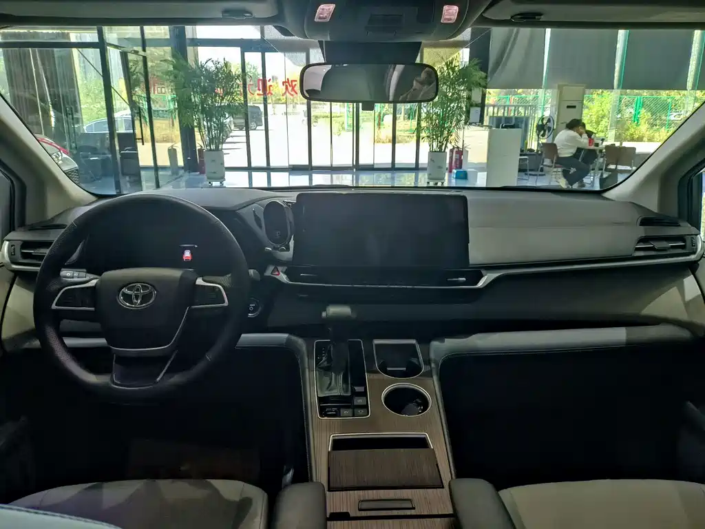 Toyota Granvia — миниатюра 5