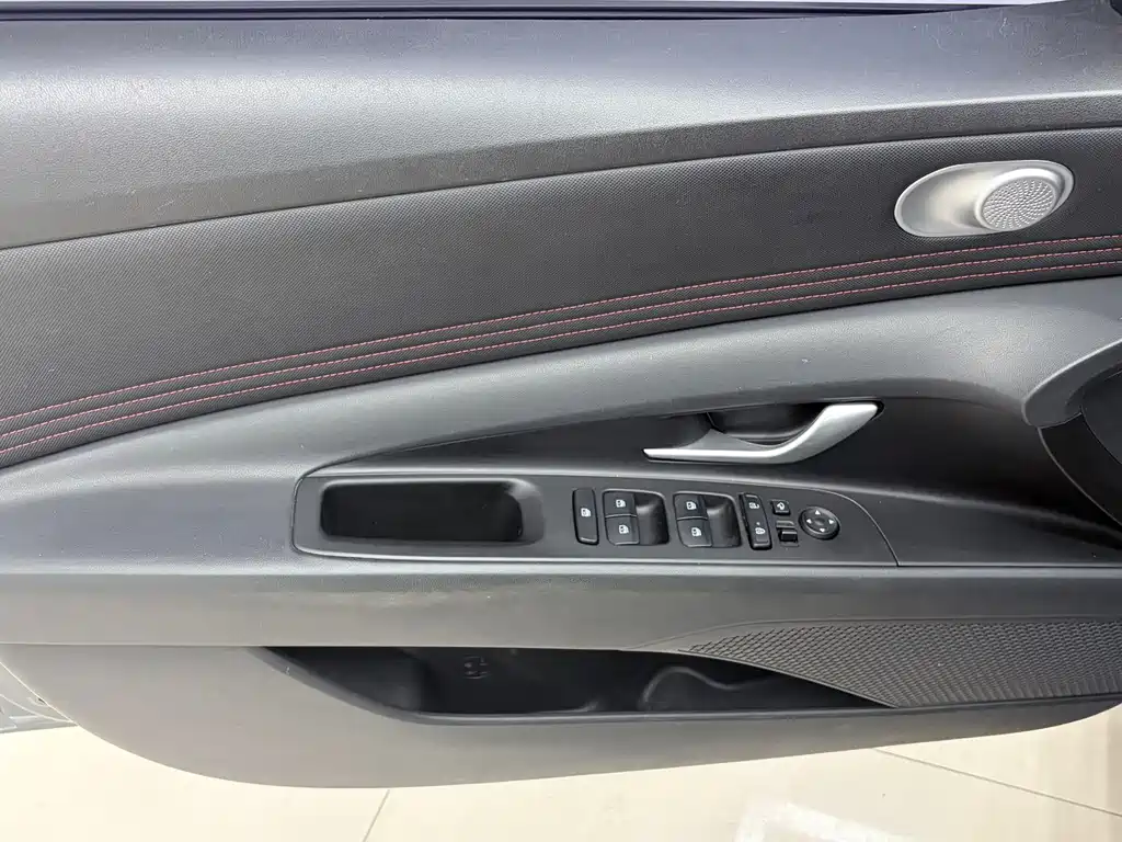 Hyundai Elantra — миниатюра 9