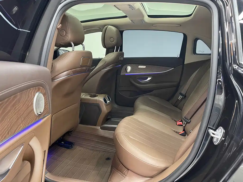 Mercedes-Benz E-Class — миниатюра 13