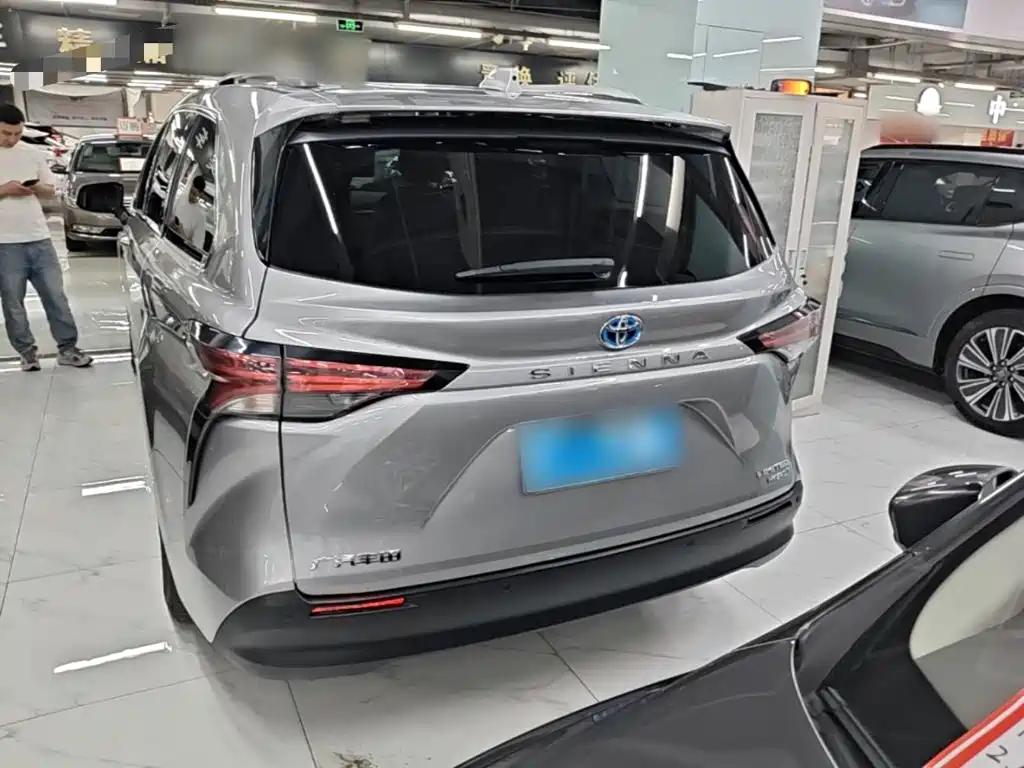 Toyota Sienna — миниатюра 6