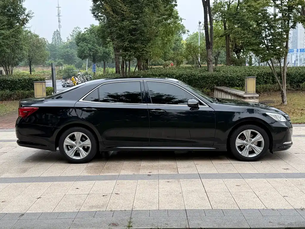 Toyota Crown — миниатюра 4