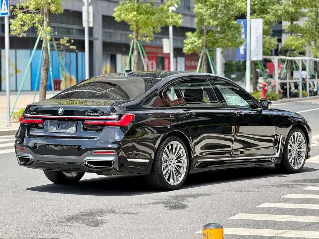 BMW 7 Series — миниатюра 10