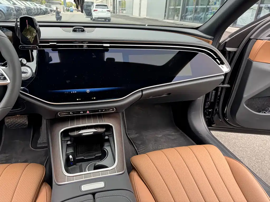 Mercedes-Benz E-Class — миниатюра 6