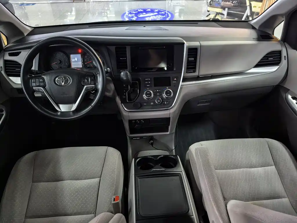 Toyota Sienna — миниатюра 6