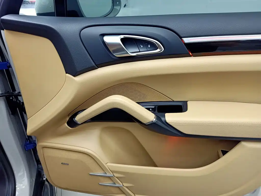 Porsche Cayenne — миниатюра 25