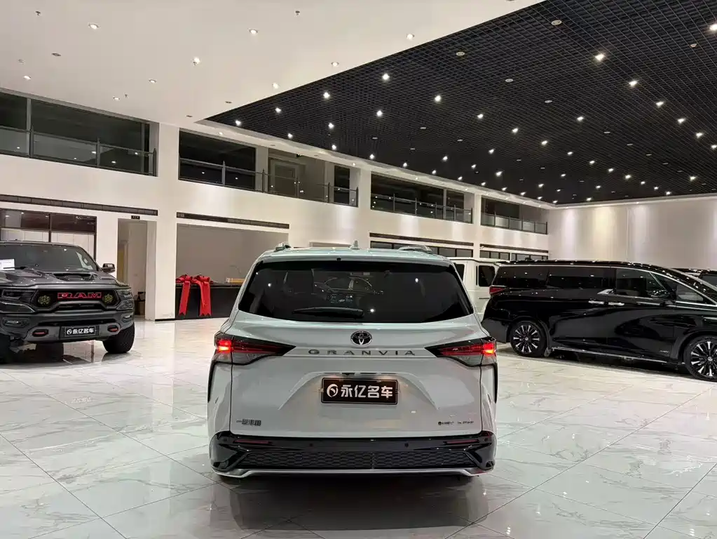 Toyota Granvia — миниатюра 15