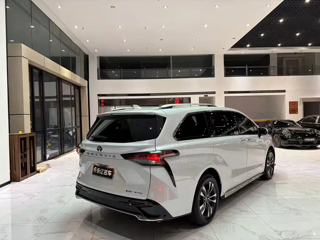 Toyota Granvia — миниатюра 14