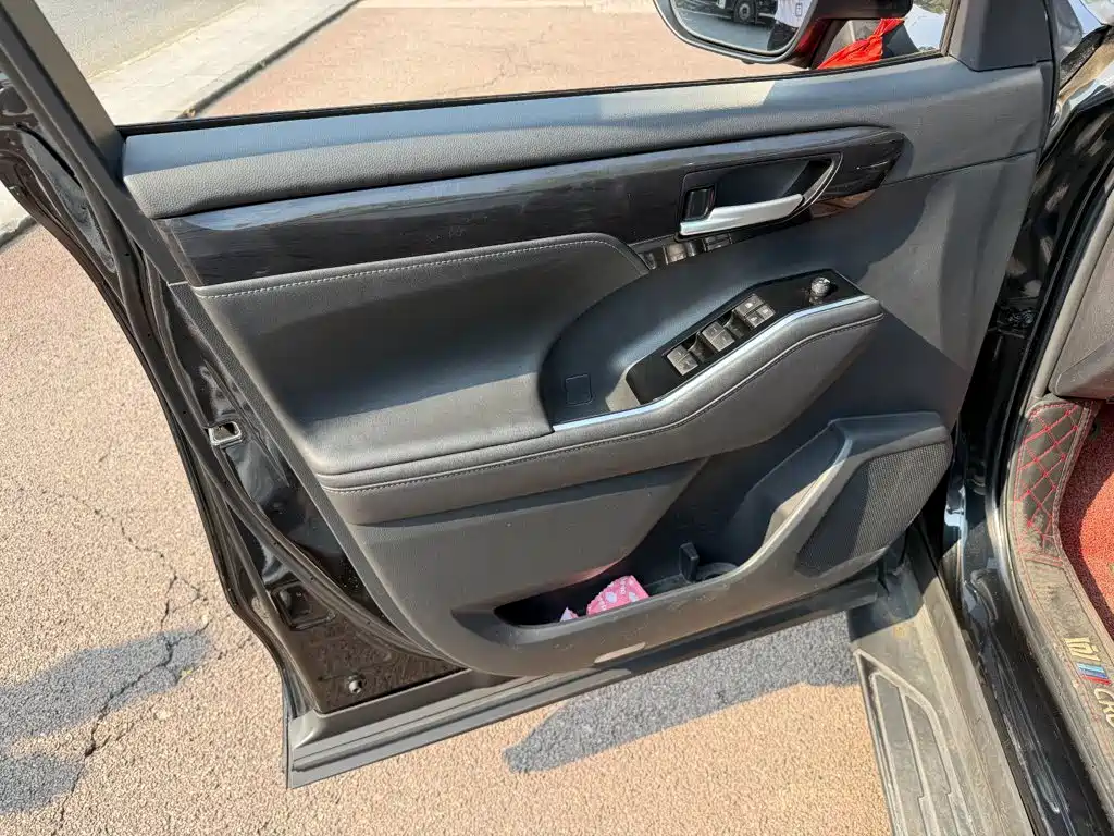 Toyota Crown Kluger — миниатюра 6