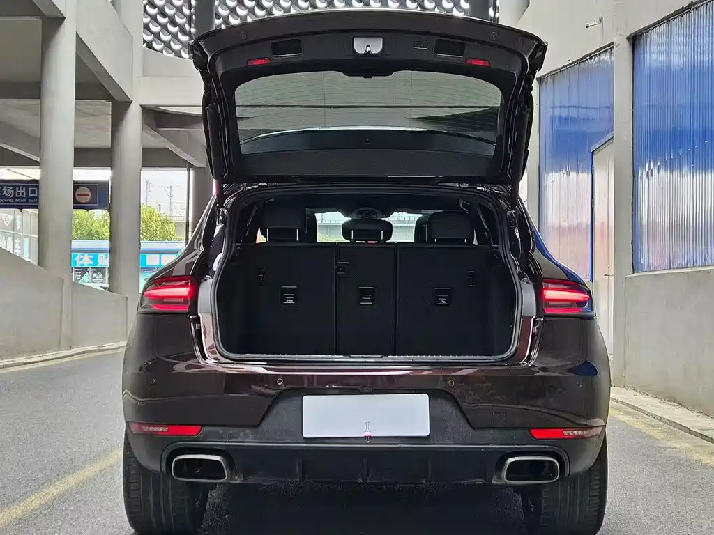 PORSCHE MACAN