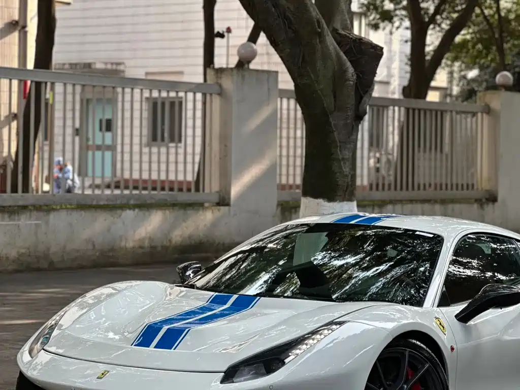 FERRARI 488