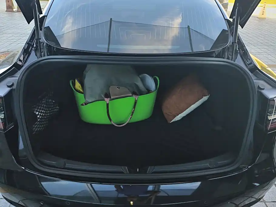 Tesla Model 3 — миниатюра 4