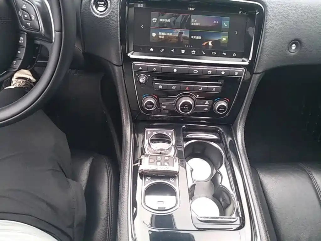 Jaguar XJ — миниатюра 14