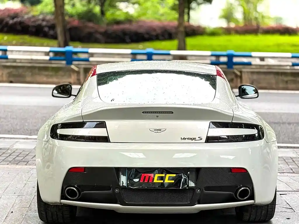 Aston Martin V8 Vantage — миниатюра 11