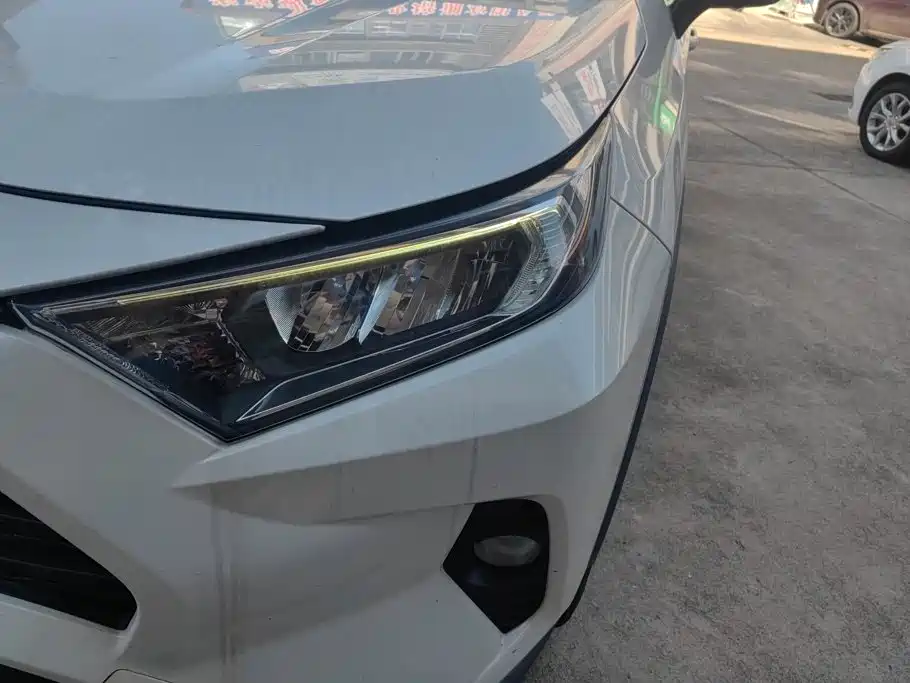 Toyota RAV4 — миниатюра 5
