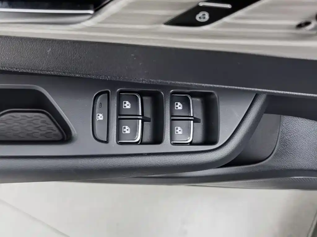 Hongqi Hongqi E-QM5 — миниатюра 9
