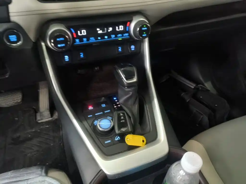 Toyota RAV4 — миниатюра 14