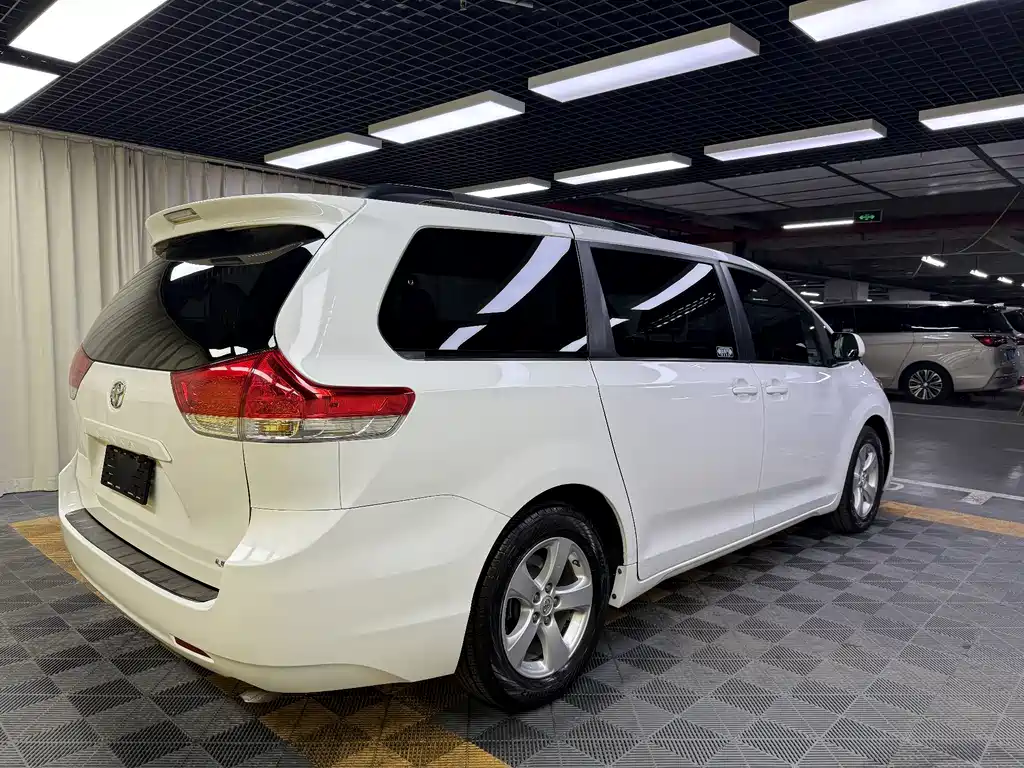 Toyota Sienna 3.5L 2WD LE, фото 4