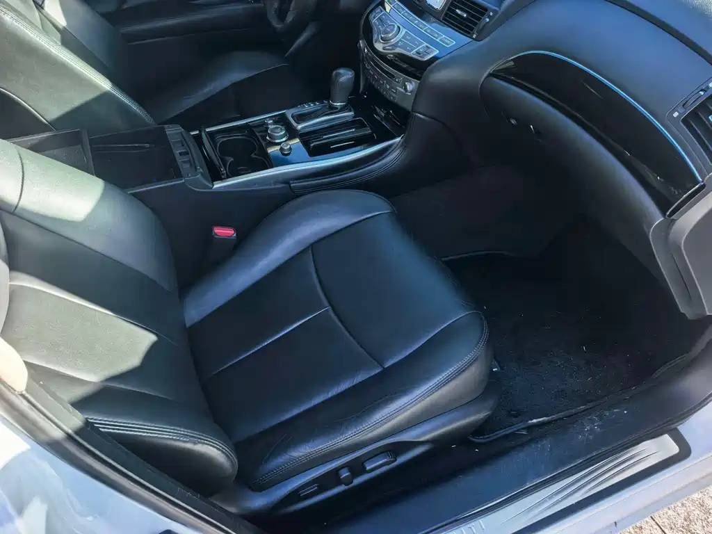 Infiniti Q70 — миниатюра 7