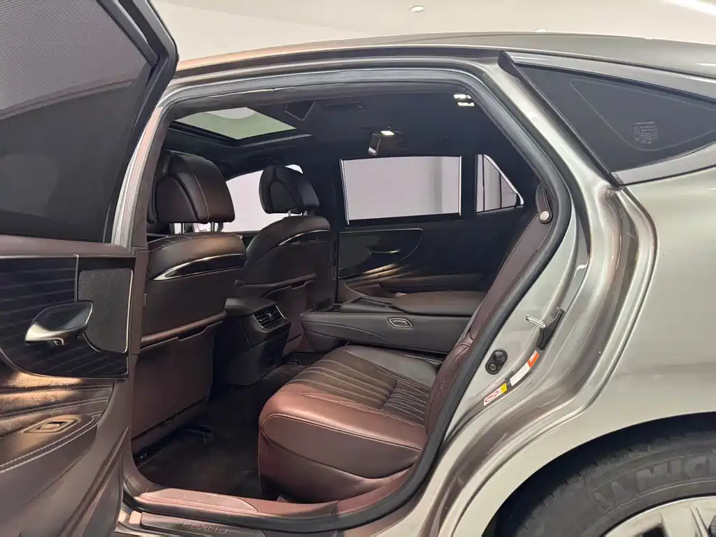 Lexus LS — миниатюра 6