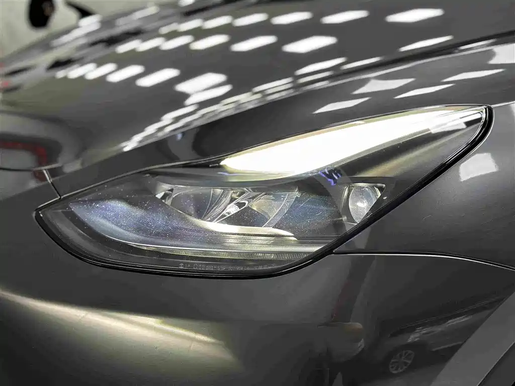 Tesla Model Y — миниатюра 7