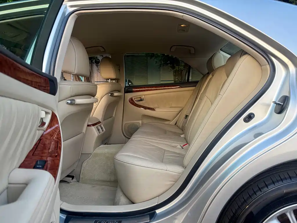Toyota Crown — миниатюра 5