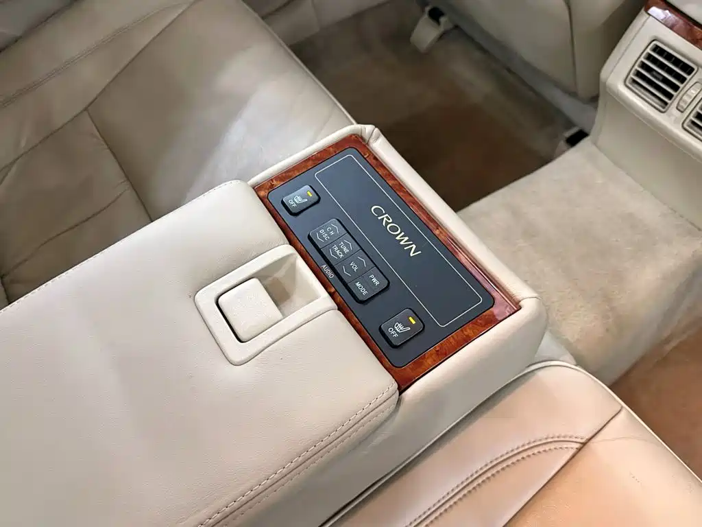 Toyota Crown — миниатюра 10