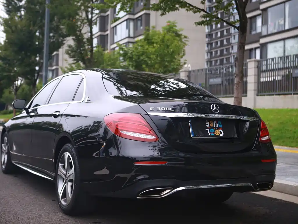 Mercedes-Benz E-Class — миниатюра 5