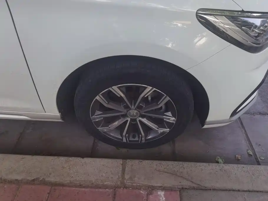 BYD MAX — миниатюра 6