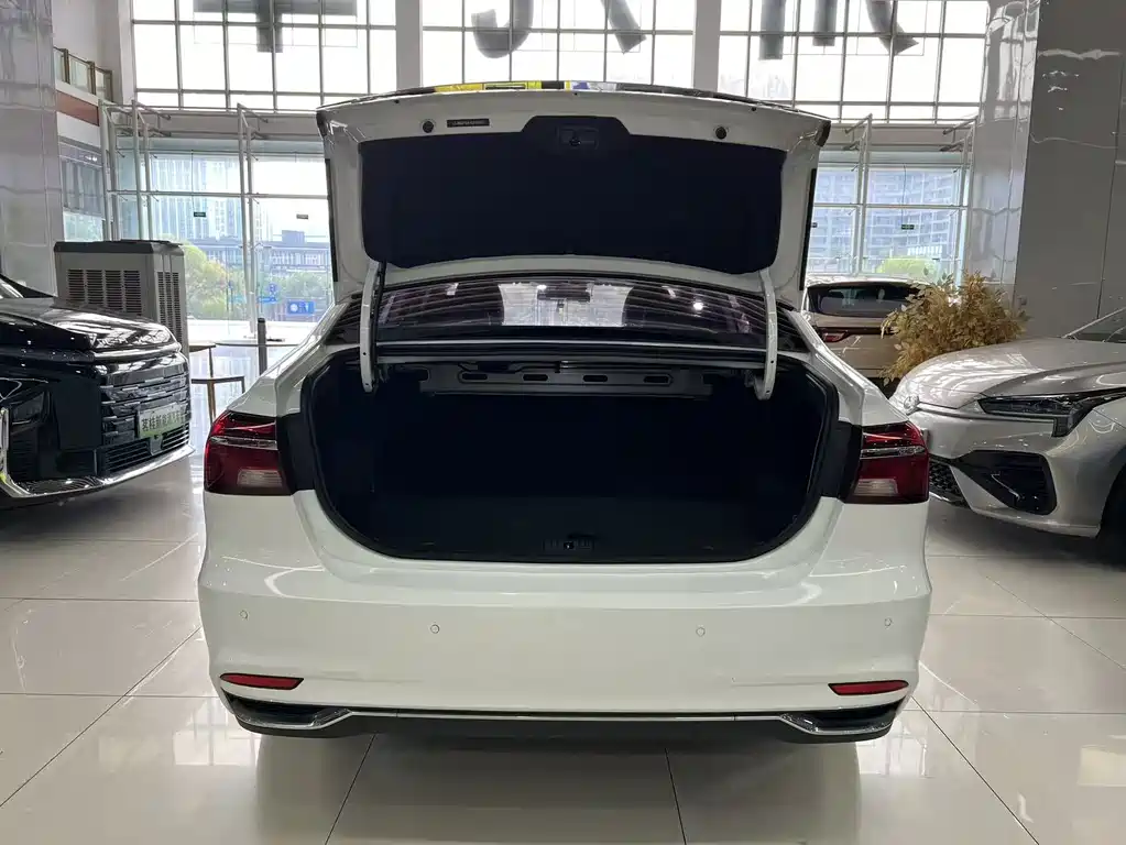 Roewe i6 New Energy — миниатюра 14