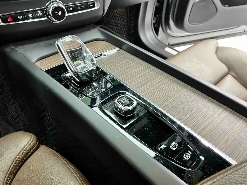 VOLVO XC60 PLUG IN HYBRID