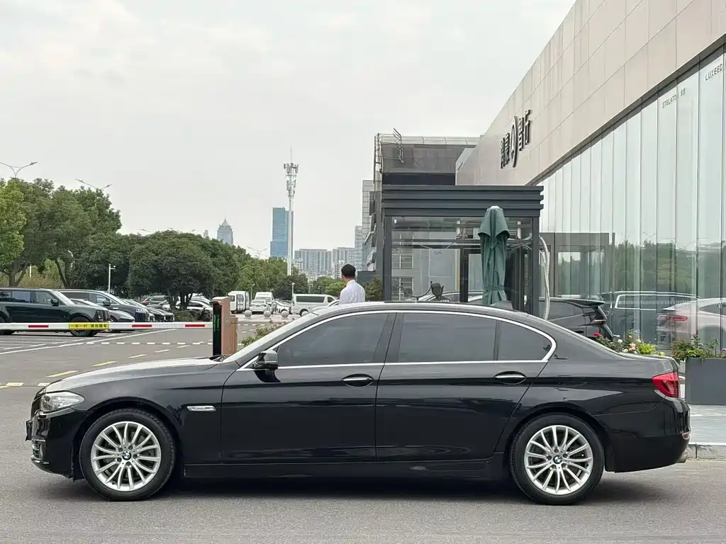 BMW 5 Series — миниатюра 8