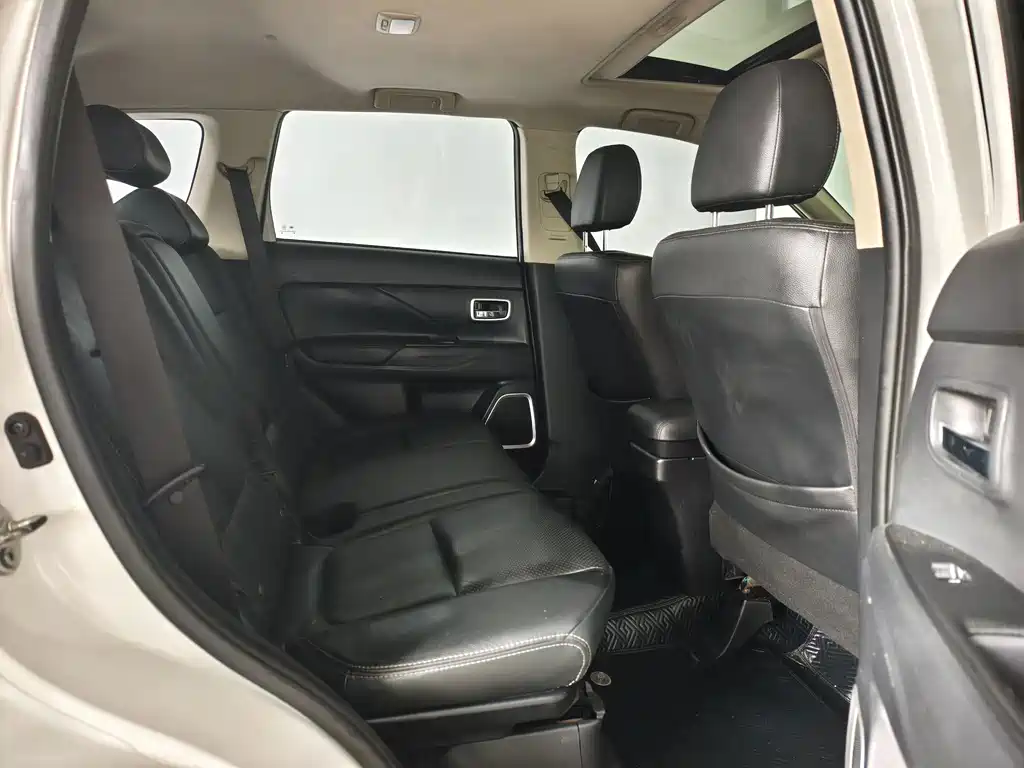 Mitsubishi Outlander — миниатюра 13