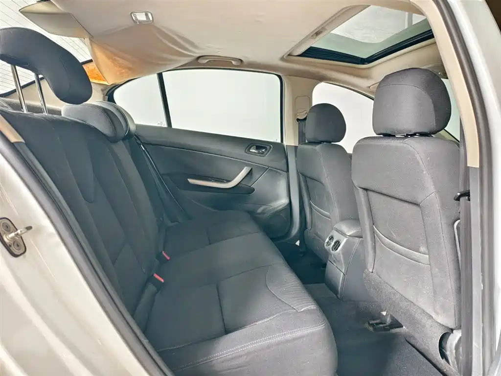 Peugeot 408 2013 2.0L AT Luxury