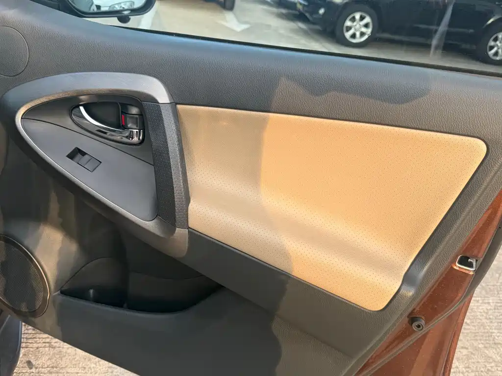 Toyota RAV4 — миниатюра 18