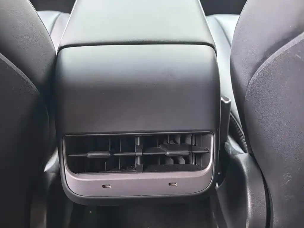 Tesla Model 3 — миниатюра 10