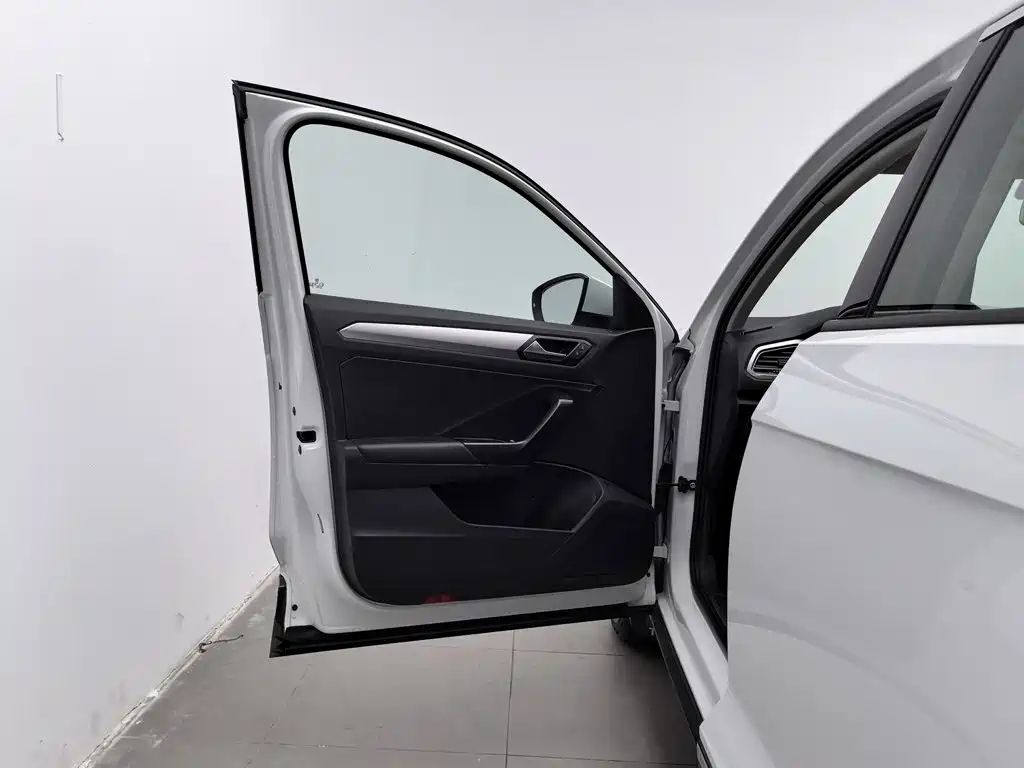 Volkswagen T-Roc — миниатюра 8
