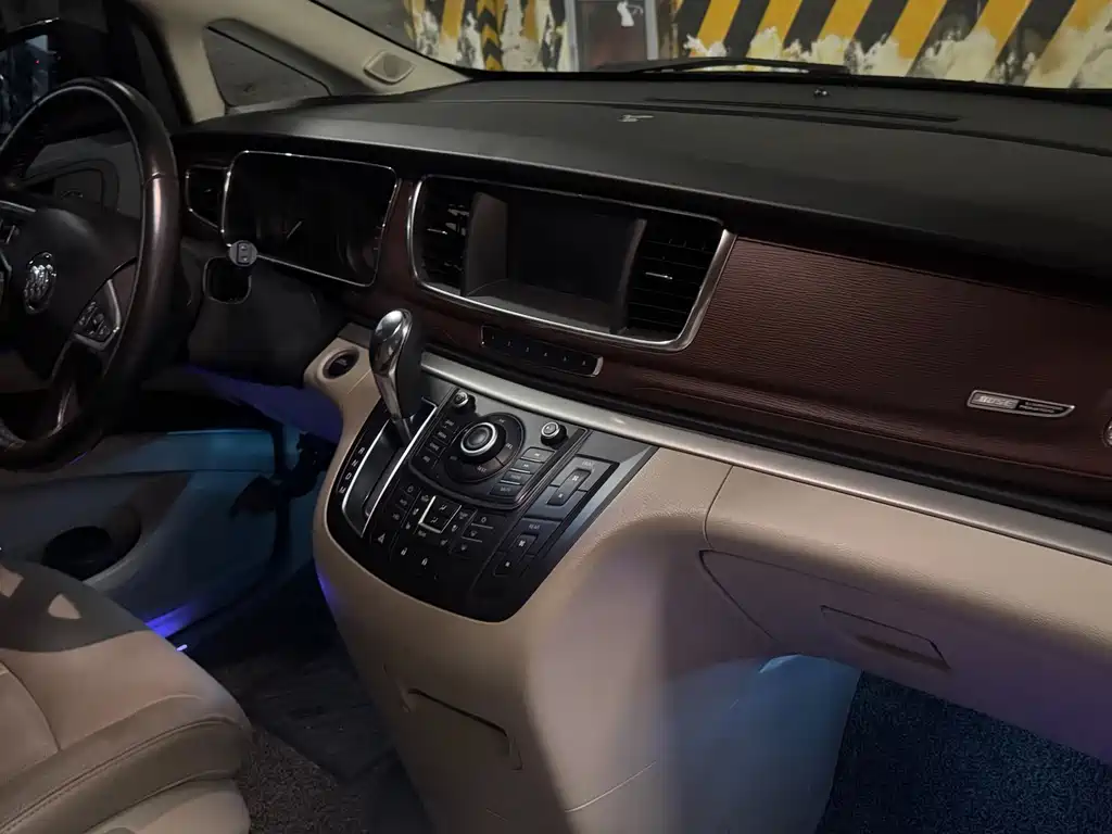 Buick GL8 — миниатюра 3