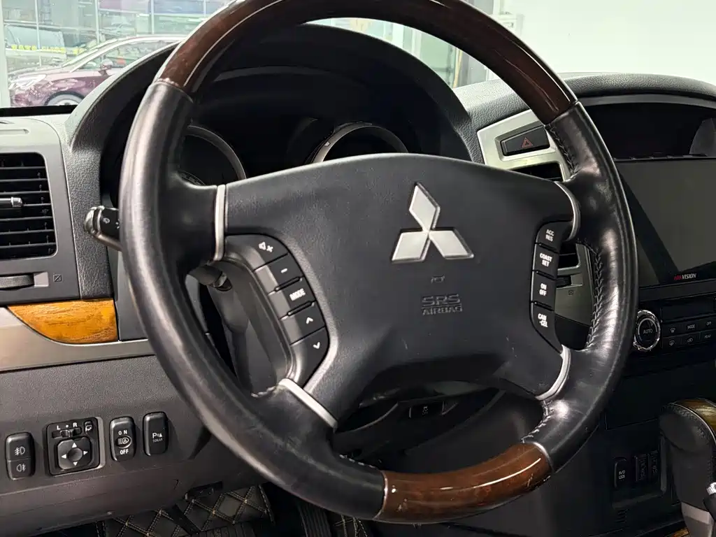 Mitsubishi Pajero (Import) — миниатюра 9