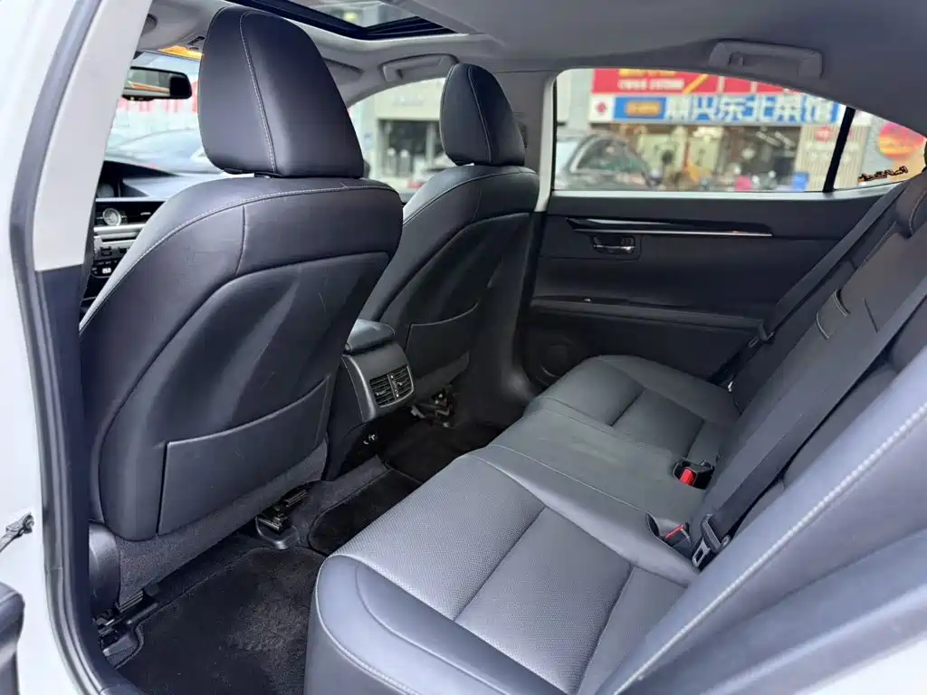 Lexus ES — миниатюра 6