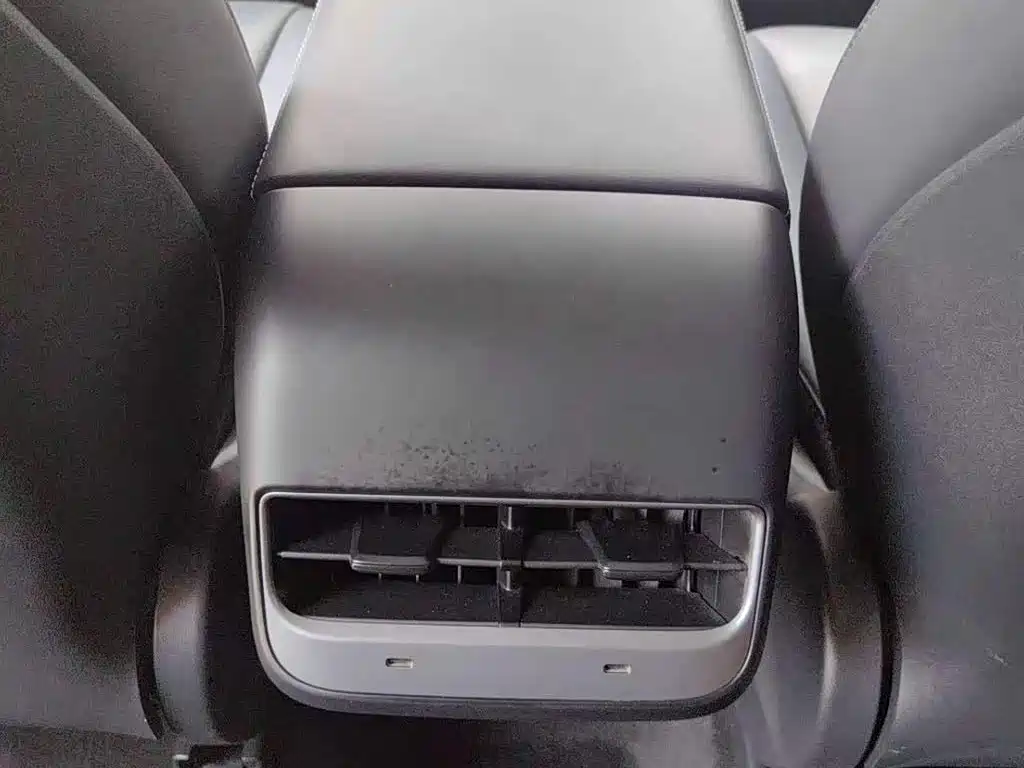 Tesla Model Y — миниатюра 10