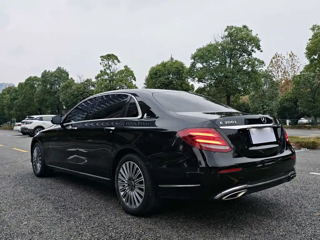 Mercedes-Benz E-Class — миниатюра 9