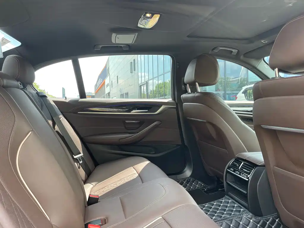 BMW 5 Series — миниатюра 11