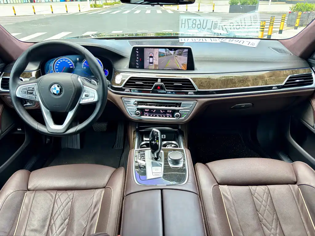 BMW 7 Series — миниатюра 7