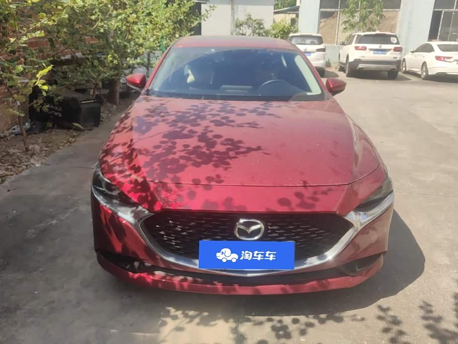 Mazda Mazda3 Axela 2.0 л 2022 г. красный/фиолетовый, пробег 29200 км