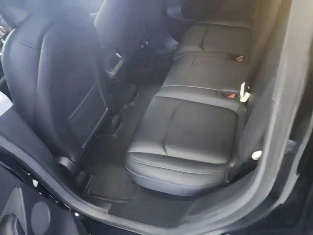 Tesla Model Y — миниатюра 17