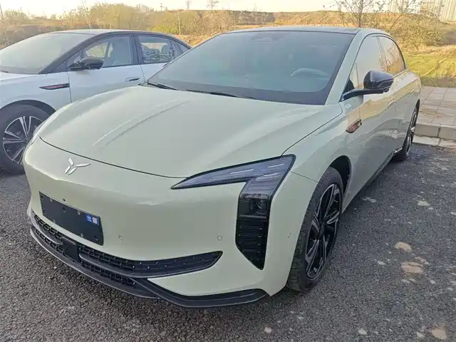 RED FLAG HONGQI EH7 2024