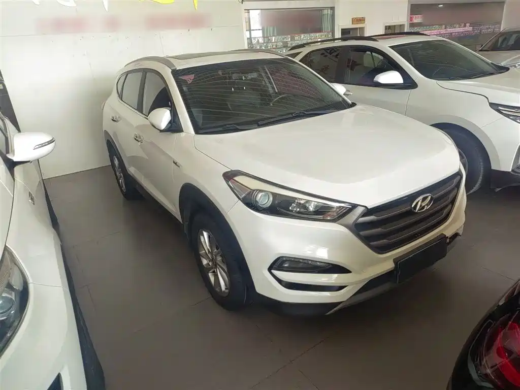 MODERN TUCSON