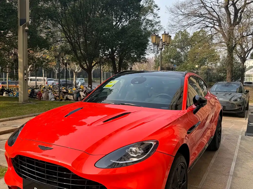 Aston Martin DBX 0