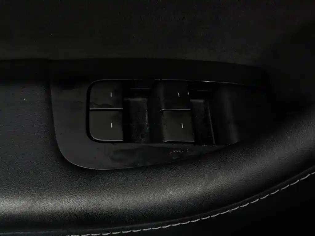 Tesla Model Y — миниатюра 9