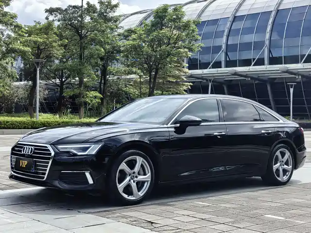 Audi A6L — фото 1